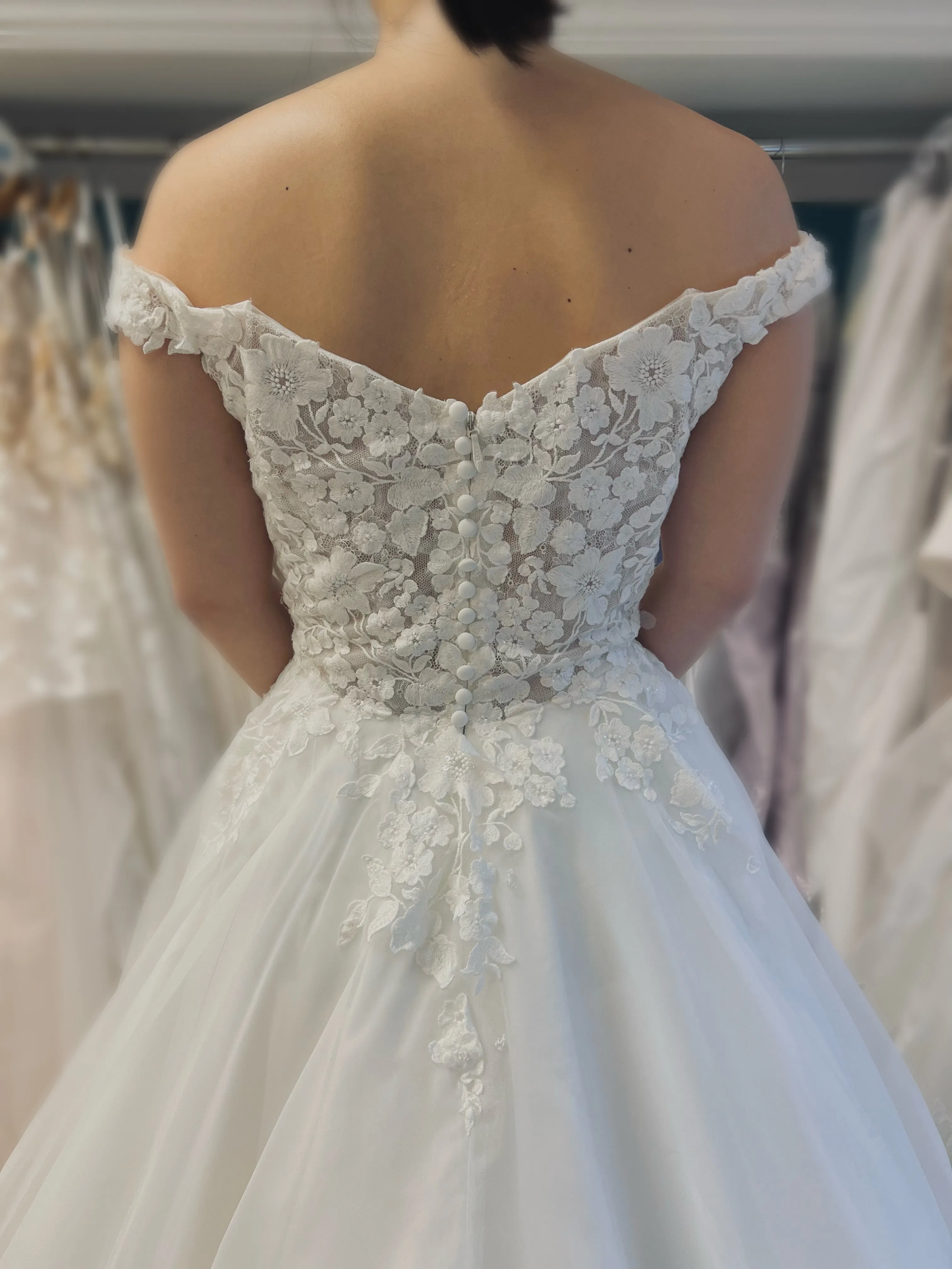 Paloma Blanca 4981 Wedding Dress Sample